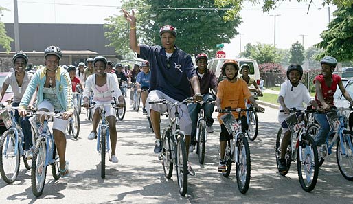 Nachdem er hunderte von Kindern aus armen Verhältnissen mit Fahrrädern beschenkt hat, macht er sich mit seinen neuen Freunden auf eine Spritztour durch seine Heimatstadt Racine