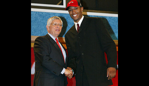 Butler strahlt, nachdem er im Draft 2002 als zehnter Spieler ausgewählt wurde. Wer genau hinsieht, erkennt die blutunterlaufenen Augen. Butler hatte den ganzen Abend geweint