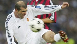 Das Dreiergespann im Mittelfeld wird von Zinedine Zidane abgerundet. Der Franzose verzauberte regelmäßig Mit- und Gegenspieler sowie die Zuschauer. Sein Siegtor im Champions League-Finale 2002 bewies, dass die Regeln der Physik nicht für Zidane gelten