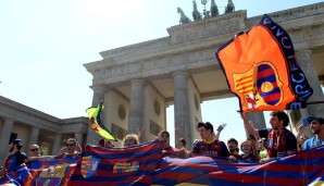 JUVENTUS TURIN - FC BARCELONA 1:3: Zahlreiche Barca-Fans zeigen vor dem Brandenburger Tor Flagge