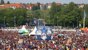 Vor dem Olympiastadion drängen sich bereits die Massen und feiern ausgelassen in der sonnigen Hitze Berlins