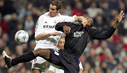 Das Duell Olympique Lyon gegen Real Madrid fand bisher viermal statt. So wie hier bei Ivan Helguera (l.) und Sidney Govou wurde meist um jeden Ball gekämpft