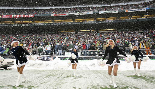 Die heißesten Cheerleader der NFL und NBA - Ehrlich harte Arbeit: Bei Wind und Wetter müssen die Damen ran. Hier die Seagals aus Seattle