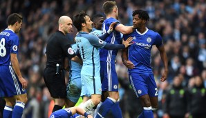 Chelseas Spieler eilen ihrem verletzten Kollegen zur Hilfe