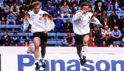 Wörns mit Jürgen Klinsmann (l.) beim Warmmachen vor seinem ersten Länderspiel am 22.4.1992 gegen die damalige Tschechoslowakei in Prag