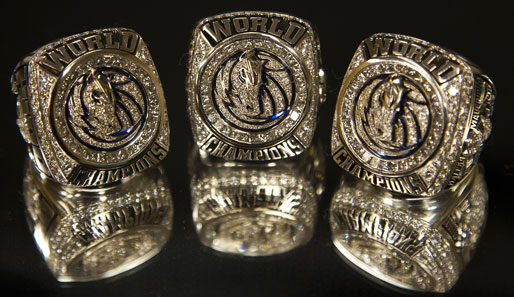 Und so sehen die Championship-Ringe in der Nahaufnahme aus: In der Mitte ist das Mavericks-Logo und drum herum steht der Schriftzug "World Champions"