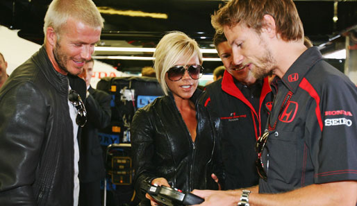 Rennfahrer Jenson Button erklärt den Beckhams die Formel 1.