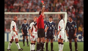 Während es privat und im Verein läuft, kann Beckham mit der Nationalmannschaft nicht die großen Erfolge feiern: Bei der WM 98 sieht Becks im Achtelfinale die rote Karte