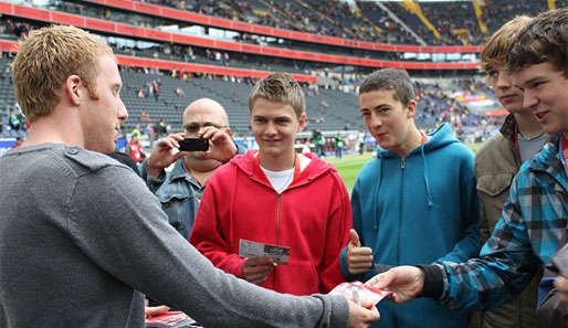 Empfangen wurden die Teilnehmer von Eintracht-Star Patrick Ochs. Autogramme gab es natürlich auch