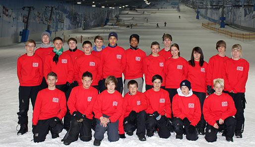 Auch ein Ausflug in die Neusser Skihalle stand auf dem Programm - bei frostigen Temperaturen wurde zum Teamfoto geladen