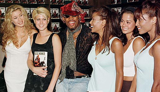1996 bringt Rodman sein erstes Buch "Bad as I wanna be" heraus - präsentiert natürlich inmitten diverser Damen