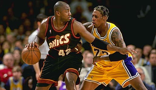In der Saison 1998/99 versuchte Rodman sein Glück bei den Los Angeles Lakers. Im Bild verteidigt er gegen Vin Baker von den Supersonics