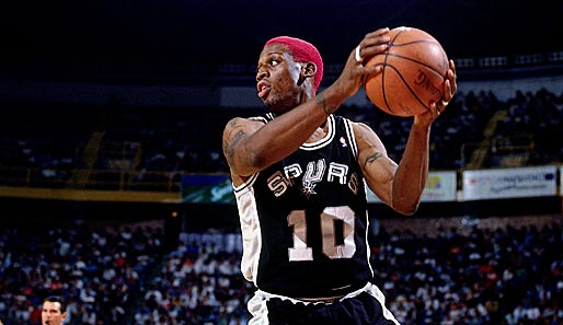 Mit dem Wechsel zu den San Antonio Spurs kamen die Tätowierungen und die bunten Haare. Hier 1994 in pink
