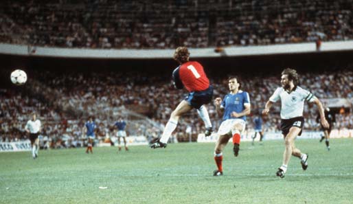 Toni Schumacher hinterließ 1982 bei der WM in Spanien einen bleibenden Eindruck, als er den Franzosen Patrick Battiston niederstreckte
