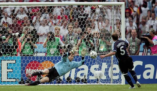 Jens Lehmann durfte sich bei der Heim-WM 2006 nach zwei gehaltenen Elfmetern im Viertelfinale feiern lassen