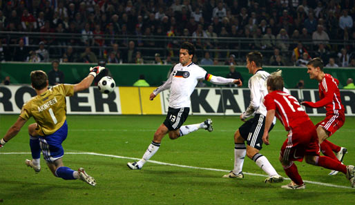 28. Minute: Nach Flanke von Bastian Schweinsteiger erzielte Michael Ballack das 2:0