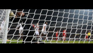 Deutschland - Gibraltar 4:0: Ob Beten da hilft? Jamie Robba beschwört den Pfosten, ihm gegen den deutschen Ansturm beizustehen