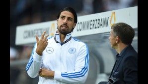 DEUTSCHLAND - POLEN: Sami Khedira gab sich trotz seiner Verletzung die Ehre und unterstützte das DFB-Team vor Ort