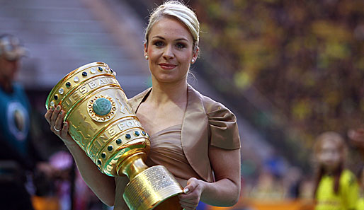 Ganz in Gold: Magdalena Neuner präsentierte den DFB-Pokal vor dem Anpfiff auf den Rasen, brachte den Bayern aber kein Glück