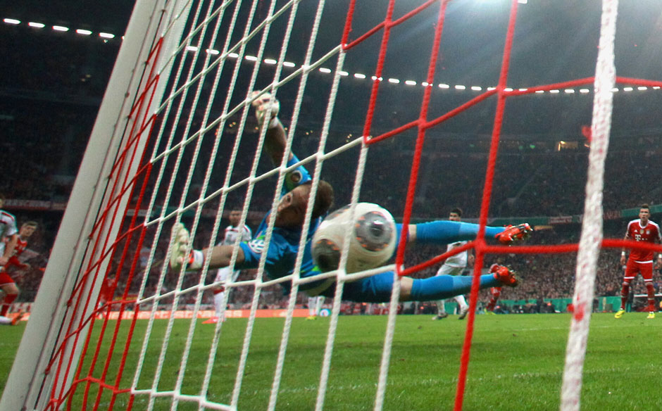 Toni Kroos nimmt wenig später Maß und sorgt für das 2:0. Frühzeitig stehen die Bayern mit einem Bein im Finale