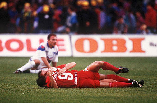 1993: Freude pur beim Bayer-Spieler Kirsten, der das 1:0 erzielen konnte