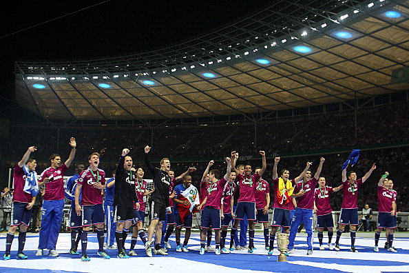 Die Königsblauen feierten mit ihren Fans, nachdem sie im Halbfinale die Bayern rauswarfen und im Finale dann so deutlich gewinnen konnten
