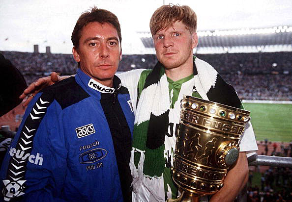 1995: Torschütze zum 2:0 Stefan Effenberg mit dem damaligen Gladbacher Trainer Bernd Krauss nach dem Pokalsieg