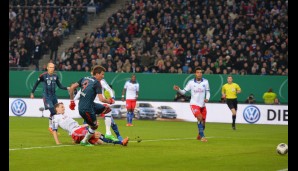 Knapp 20 Minuten konnten die Hamburger Gegenwehr leisten. Dann machten die Bayern ernst. Mandzukic trifft zum 1:0