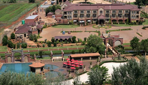 Hier im Velmore Grand Hotel wird das DFB-Team bei der WM 2010 in Südafrika residieren. Die Anlage hat einiges zu bieten, wie man aus der Vogelperspektive erahnen kann.