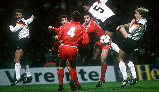 Am 15. November gingen die Waliser in Führung, bevor Rudi Völler (l.) für das Team von Coach Beckenbauer den Ausgleich erzielte