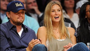 Natürlich dürfen die Frauen nicht zu kurz kommen. Hollywood-Beau Leonardo DiCaprio mit Ex-Freundin Bar Rafaeli bei einem Spiel der Lakers