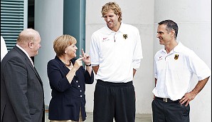 Schöne Ehrung: Kurz vor dem Turnier wurde das deutsche Team um Nowitzki und Trainer Bauermann (r.) von Bundeskanzlerin Merkel eingeladen