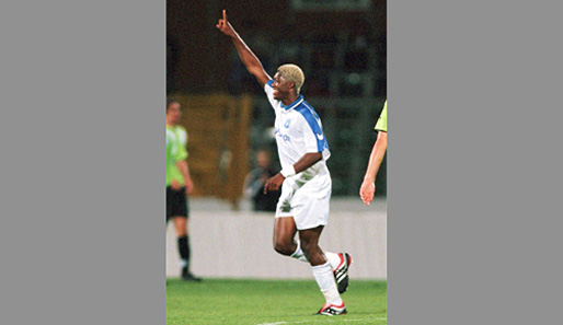 Seine Profi-Karriere startete er in der Saison 2000/01 bei AJ Auxerre. Hier jubelt er mit blondem Schopf nach einem Treffer im UI-Cup gegen den VfL Wolfsburg