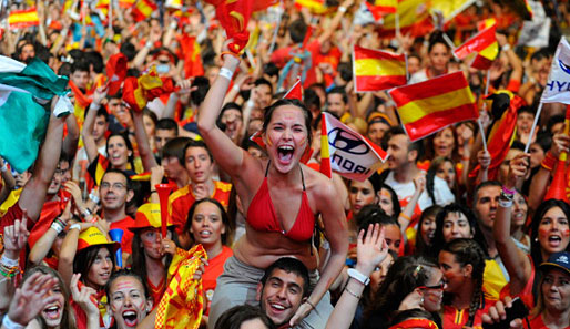 spanische Fans feiern in Madrid den Titelgewinn ihrer Mannschaft