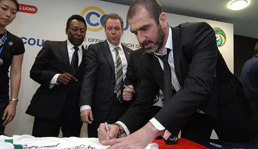 Pele (l.) und Cantona bei einer Promotion Tour für die New York Cosmos. Im März 2011 besuchten die beiden Legenden Singapur und Hong Kong