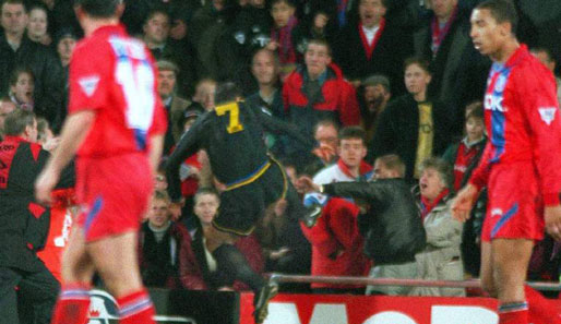 1995: Cantona sorgt für einen Skandal, als er beim Spiel gegen Crystal Palace einen Zuschauer im Kung-Fu-Stil attackiert. Dieser hatte ihn zuvor beschimpft