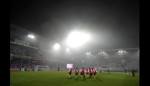 Lange Zeit war gar nicht klar, ob die Partie überhaupt stattfinden konnte, da sich eine dichte Nebelbank im Stadion gebildet hatte