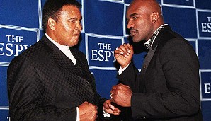 Nach der Verleihung der 5. ESPY Awards posieren Holyfield, der für das Comeback des Jahres ausgezeichnet wurde, und Muhammed Ali (l.) vor den Kameras