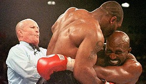 1997: Im Rückkampf der beiden Schwergewichte beißt Tyson dem Champion ein Stück seines Ohrs ab. Holyfield gewinnt nach Disqualifikation