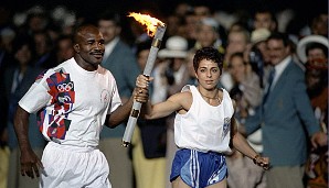 Holyfield hat die Ehre, bei der Eröffnungszeremonie der Olympischen Spiele 1996 in Atlanta die olympische Fackel ins Stadion zu bringen
