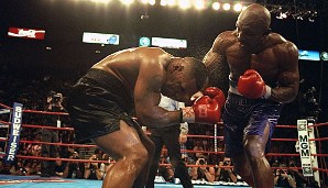 Holyfield (r.) lässt Tyson keine Chance und gewinnt den Kampf nach technischem K.o. in der 11. Runde