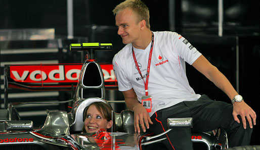 Heikki Kovalainen zeigt seiner Freundin Catherine seinen Arbeitsplatz