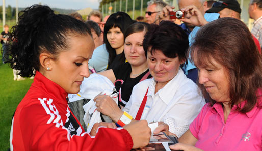 Autogramme von Lira Bajramaj sind bei den Fans der Frauen-Nationalmannschaft nach Trainingsschluss heiß begehrt