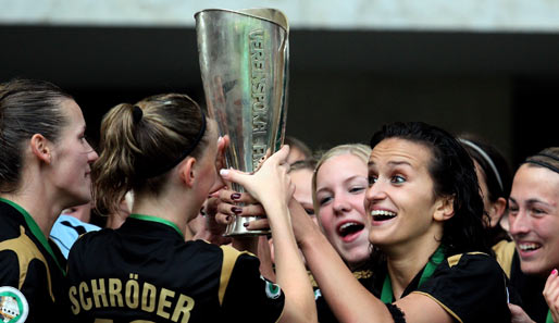 Der erste nationale Titel für die Spielmacherin: Mit dem FCR 2001 Duisburg gewann Bajramaj 2009 den DFB-Pokal