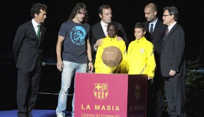 Bei der zeremoniellen Eröffnung zeigten sich die aktuellen Superstars wie Carles Puyol (2. v. l.) und Trainer Pep Guardiola (2.v.r.)
