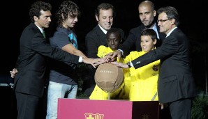 Symbolisch: Die verschiedenen Generationen des FC Barcelona greifen nach dem gemeinsamen Ziel - dem Fußball der Zukunft