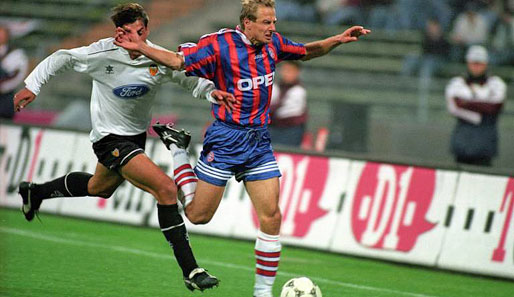 UEFA-Cup 1996: Im ersten Spiel nach dem UEFA-Pokalsieg in der Vorsaison verlieren Klinsis Bayern in Valencia mit 0:3. Das Aus in der ersten Runde