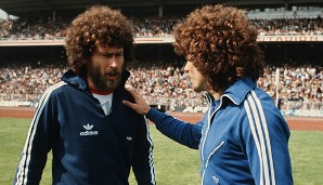 Andere Zeiten, andere Moden. Bayern-Star Paul Breitner (l.) und Kevin Keegan (r.) vom Hamburger SV 1979