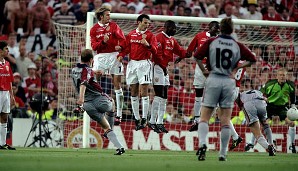 Aber es gab auch herbe Niederlagen. Im Champions League Finale 1999 brachte Mario Basler (2.v.l.) die Bayern zwar noch in Führung...