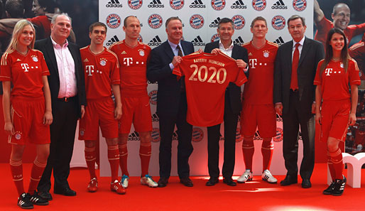 Rote Stutzen und rote Hosen komplettieren das Dress - Adidas bleibt bis 2020 Bayerns Ausrüster